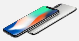 iPhone X ve stříbrném provedení zobrazený zepředu i zezadu