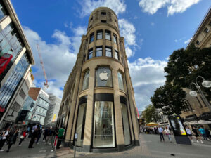 Historická budova prodejny Apple Store s logem na fasádě v centru města