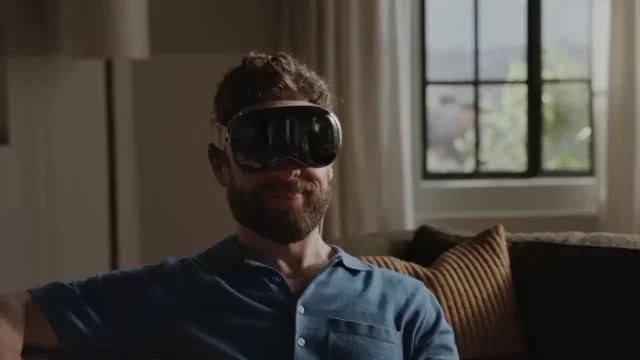 apple vision pro AR headset muž