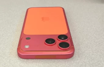 Oranžový iPhone 17 Pro některým uživatelům zrůžověl. Na co dát pozor? iphone 17 pro oranzovy zruzovel