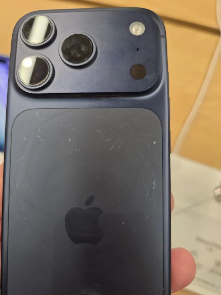 poskrabany i17-v apple store