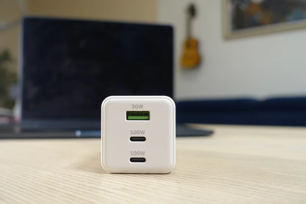 3 porty na nabíječce Yenkee