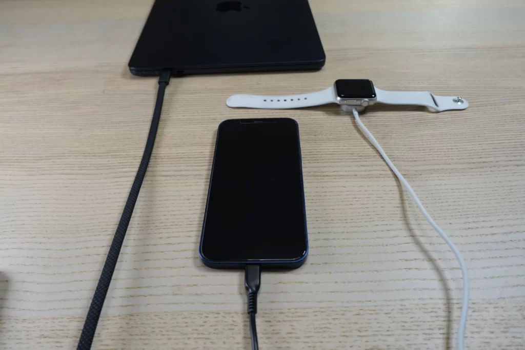 nabíjeni 3 zarizeni nabijeckou Yenkee