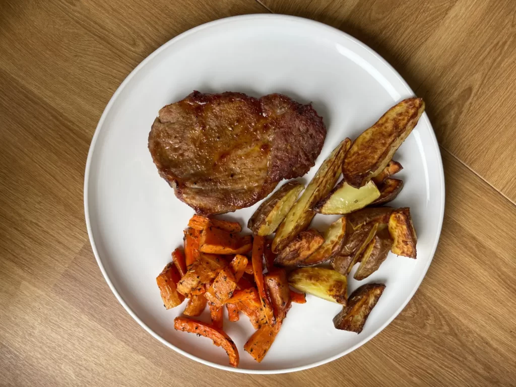 cosori turbo tower jídlo na talíři