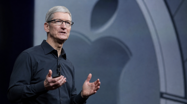 Apple hlásí rekordní čtvrtletí, akcie i tak padly. Cook se loučí