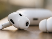 AirPods s kamerou: co víme a proč až 2027 Sluchátka AirPods Pro s naznačenou kamerou pro funkci Visual Intelligence