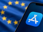 Apple mění poplatky App Storu v EU, sazby klesají na 5 až 26 % Ikona App Storu na iPhonu s motivem Evropské unie v pozadí