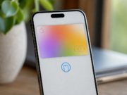 Apple Account Card: karta ve Wallet, kterou má i Česko iPhone s aplikací Wallet a zobrazenou kartou Apple Account
