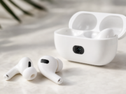 Apple prý chystá tři Ultra produkty, AirPods možná dorazí už v září Bílá sluchátka AirPods na světlém stole jako ilustrace k tématu AirPods Ultra