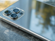 Celoskleněný iPhone k výročí: je zrušený, nebo stále v plánu? Detail skleněného zadního krytu telefonu s odlesky světla