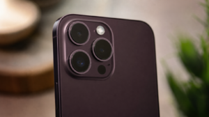 Tmavě fialovočervený iPhone 18 Pro s detailem fotoaparátového modulu