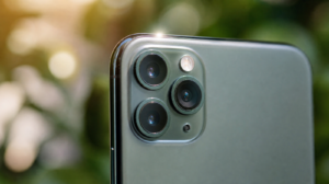 Detail fotoaparátu iPhonu se třemi objektivy