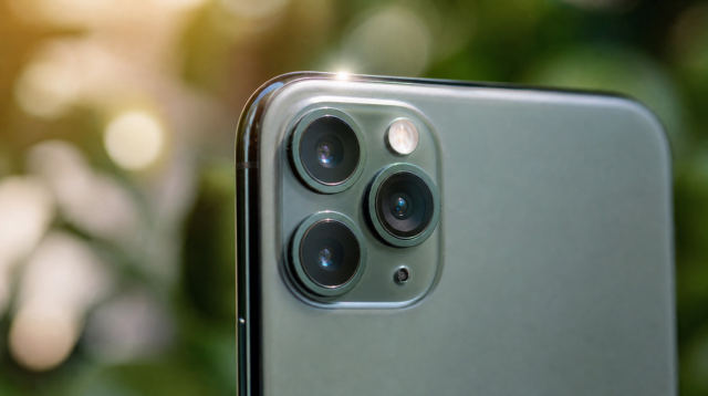Detail fotoaparátu iPhonu se třemi objektivy
