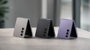 Koncept barevných variant skládacího iPhonu Ultra, bílá, černá a červená