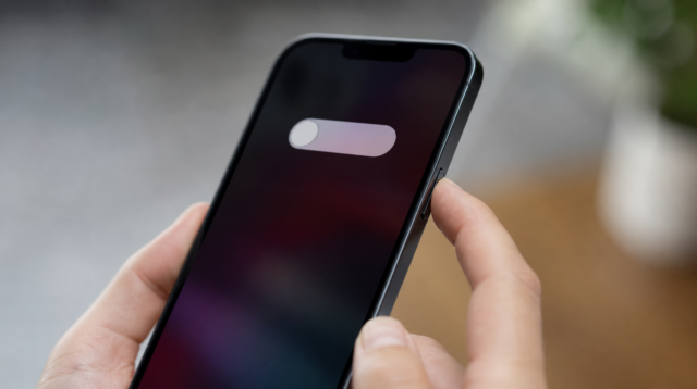 Obrazovka iPhonu s vypínacím posuvníkem po podržení bočního tlačítka