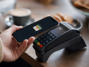Šéfka Apple Pay Jennifer Bailey po dvou dekádách odchází z Applu Placení iPhonem pomocí Apple Pay na platebním terminálu