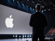 John Ternus přebírá Apple: kdo je inženýr, který střídá Tima Cooka Symbolické ztvárnění nového šéfa Applu na pódiu keynote