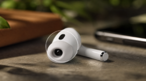 Sluchátka AirPods Pro s naznačenou kamerou pro budoucí funkci Visual Intelligence