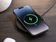 Škodí nabíjení iPhonu na 100 %? Jak funguje optimalizované nabíjení iPhone se zobrazenou úrovní nabití baterie na bezdrátové nabíječce