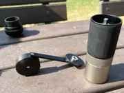 Recenze Wacaco Exagrind: malý ruční mlýnek, který zvládne espresso na cesty Ruční mlýnek na kávu Wacaco Exagrind s klikou na venkovním stole