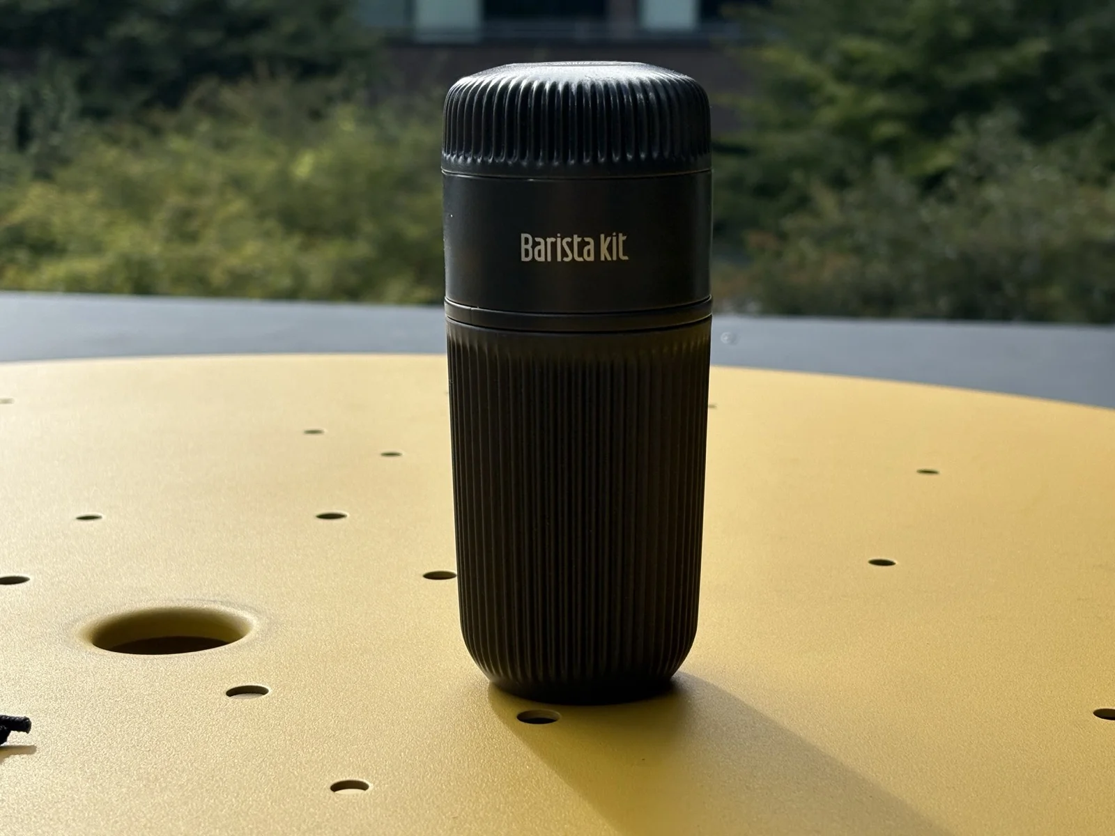 Sestavený Wacaco Barista Kit stojící na stolku