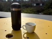 Recenze Wacaco Nanopresso: ruční espresso, které obstálo na cestách Ruční přenosný kávovar Wacaco Nanopresso s Barista Kitem a espresso šálkem
