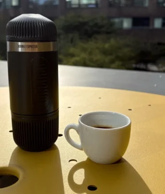 Recenze Wacaco Nanopresso: ruční espresso, které obstálo na cestách Ruční přenosný kávovar Wacaco Nanopresso s Barista Kitem a espresso šálkem