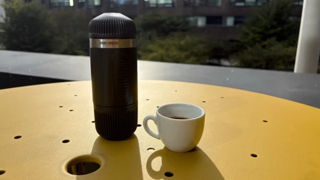Ruční přenosný kávovar Wacaco Nanopresso s Barista Kitem a espresso šálkem
