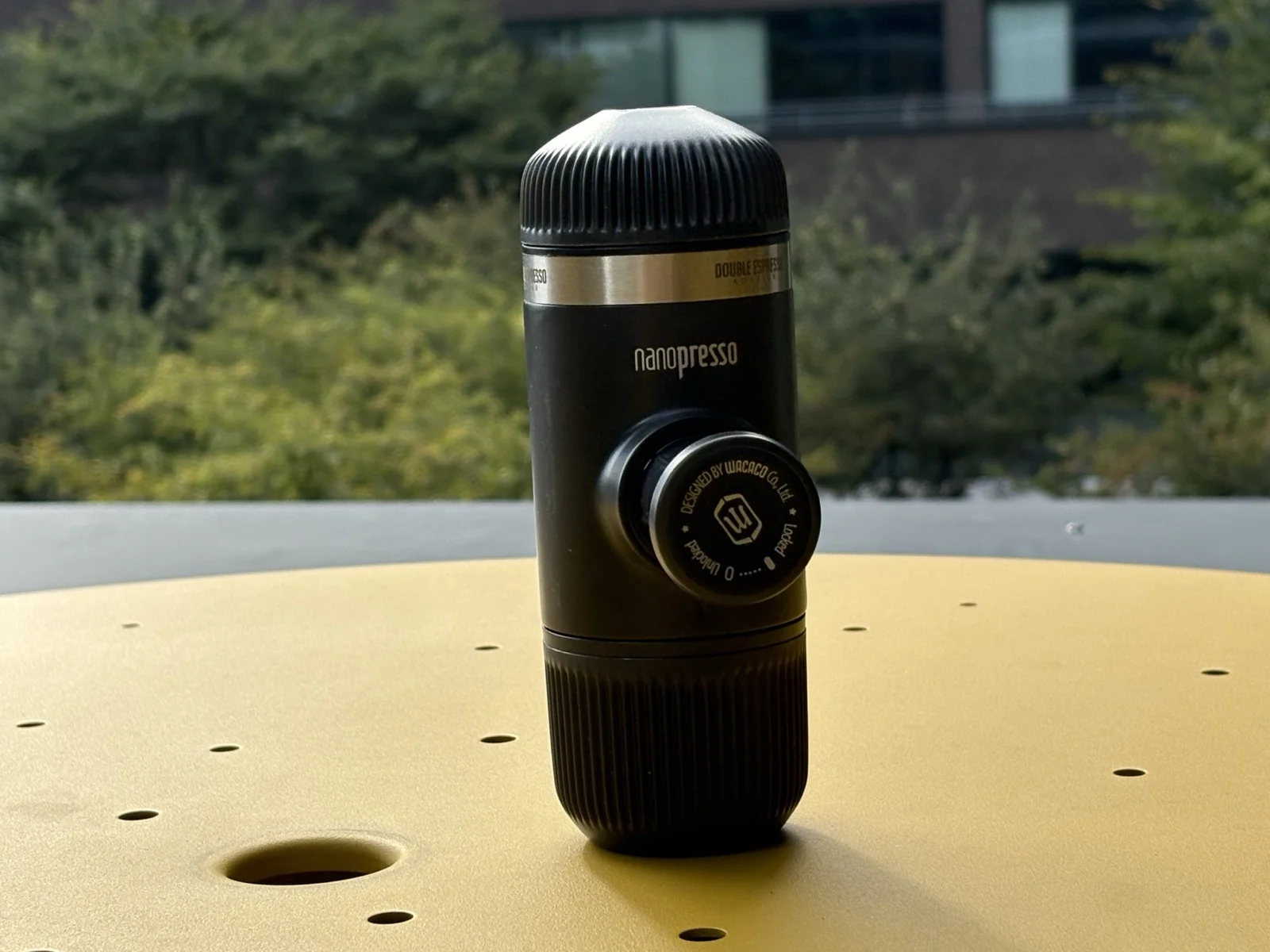 Detail kávovaru Wacaco Nanopresso s aretačním kolečkem portafiltru
