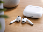 Jak poznat falešné AirPods: kompletní návod pro rok 2026 Bílé sluchátka AirPods a nabíjecí pouzdro na světlém podkladu
