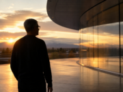 Tim Cook předává Apple: 15 let, která z něj udělala pětibilionového obra Symbolické ztvárnění odchodu šéfa Applu z kampusu Apple Park