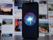 Apple chce platit vydavatelům, aby Siri AI zvládala novinky Ikona Siri na iPhonu s naznačenými titulky zpravodajských webů v pozadí