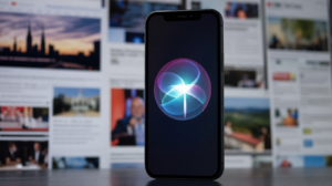 Ikona Siri na iPhonu s naznačenými titulky zpravodajských webů v pozadí