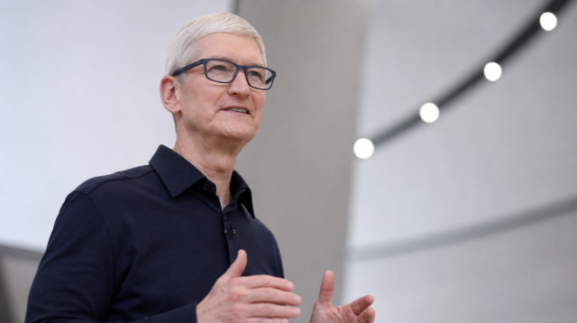 Tim Cook, generální ředitel Applu, na veřejné akci