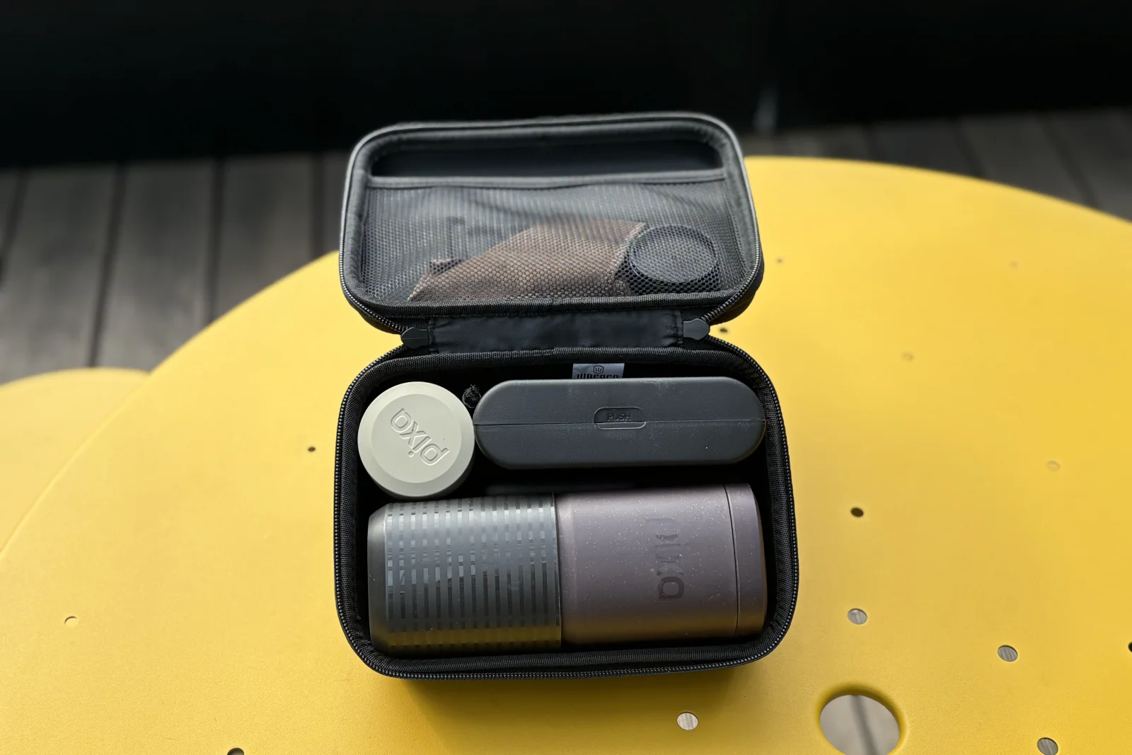 Otevřené pouzdro Pixapresso Case s kávovarem, druhým modulem a krabičkou na kapsle