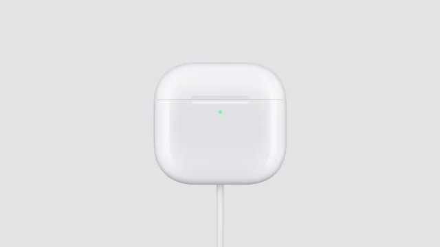 Nabíjecí pouzdro AirPods 5 se zelenou kontrolkou