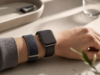Apple prý testuje fitness náramek bez displeje jako konkurenci pro Whoop Textilní fitness náramek bez displeje na zápěstí vedle Apple Watch
