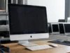 Poslední Intel iMac je vintage, tři MacBooky Apple přestal opravovat Starší stříbrný Intel iMac na stole, ilustrace k tématu vintage a obsolete zařízení Apple