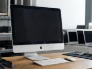 Poslední Intel iMac je vintage, tři MacBooky Apple přestal opravovat Starší stříbrný Intel iMac na stole, ilustrace k tématu vintage a obsolete zařízení Apple