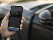 Apple Wallet v iOS 27 umí víc, klíče od auta přibývají u tří značek Appka Apple Wallet na displeji iPhonu s digitální kartou