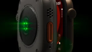 Apple Watch Series 12 na zápěstí běžce se zobrazeným tepem na displeji