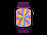 Apple Watch Series 12: nový systém senzorů, čip S11 a keramika, cena od 399 dolarů (10 990 Kč v Česku) Apple Watch Series 12 s barevným ciferníkem a fialovým řemínkem