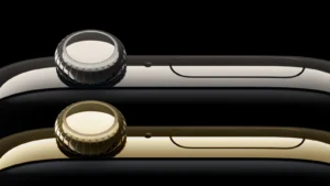 Dvoje Apple Watch z profilu, stříbrné a zlaté pouzdro s korunkou