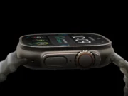 Apple Watch Ultra 4 představeny: výdrž přes dva dny, titan v černé a cena od 799 dolarů (21 990 Kč v Česku) Apple Watch Ultra 4 z profilu s titanovým tělem a korunkou