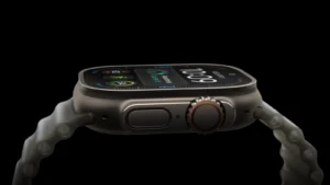 Apple Watch Ultra 4 z profilu s titanovým tělem a korunkou