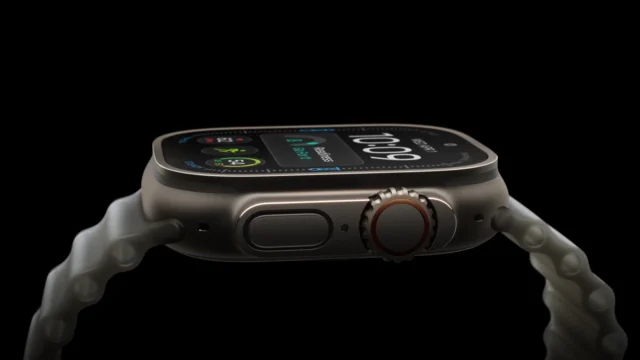 Apple Watch Ultra 4 z profilu s titanovým tělem a korunkou