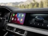 GM couvá, CarPlay ze spalovacích aut přece jen nezmizí Displej auta s rozděleným zobrazením CarPlay a nativního rozhraní výrobce
