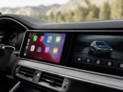 GM couvá, CarPlay ze spalovacích aut přece jen nezmizí Displej auta s rozděleným zobrazením CarPlay a nativního rozhraní výrobce