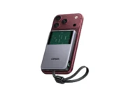 UGREEN dal do powerbanky kapalinové chlazení, míří na Qi2 s 25 watty Powerbanka UGREEN MagFlow Pro připnutá magneticky na zadní straně iPhonu