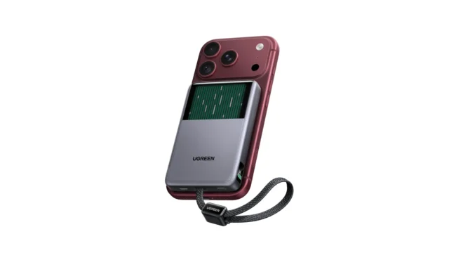 Powerbanka UGREEN MagFlow Pro připnutá magneticky na zadní straně iPhonu Powerbanka UGREEN MagFlow Pro připnutá magneticky na zadní straně iPhonu